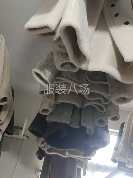 本厂业务繁忙现有大量衣服外发适合3-5个人做半精品-第1张图片