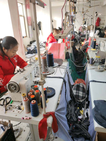 红运服装厂承接各种棉服羽绒服爬服加工-第3张图片