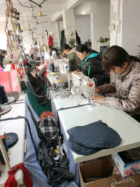红运服装厂承接各种棉服羽绒服爬服加工-第2张图片
