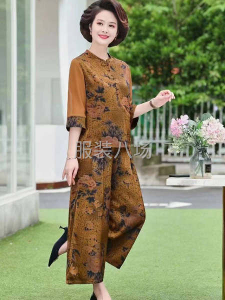 大家好，库房刚到一批妈妈真丝套装，三个颜色-第2张图片