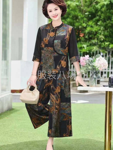 大家好，库房刚到一批妈妈真丝套装，三个颜色-第1张图片