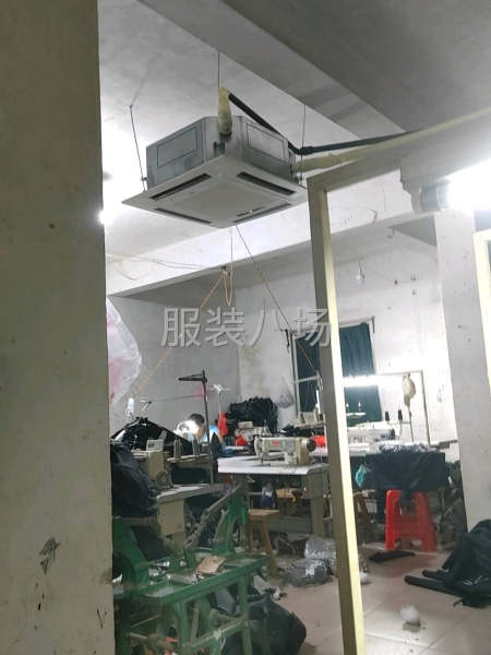 本厂常年做棉衣羽绒服夹克，货源稳定，月休三天，有空调，工资准-第1张图片