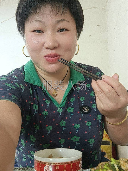 夫妻俩，承接各种款式衣服加工，忙的老板联系-第1张图片