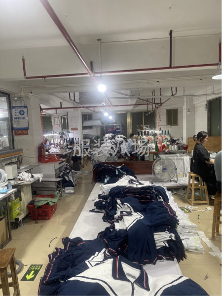 款式简单招车位，，校服款式常年做不换样，封闭空调车间-第6张图片