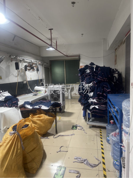 款式简单招车位，，校服款式常年做不换样，封闭空调车间-第5张图片