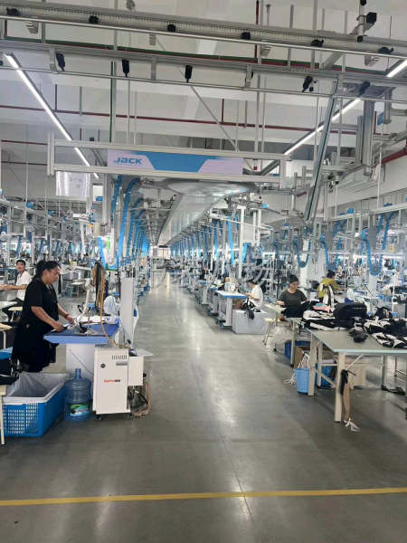 羽绒服大厂招熟练缝纫工做中后道工序-第1张图片