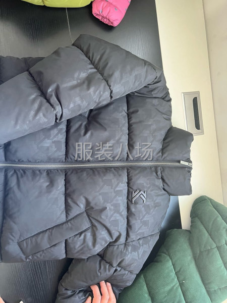 熟练工做羽绒服，平湖货夫妻俩最好，空调房管吃住，过来是挣钱。-第1张图片