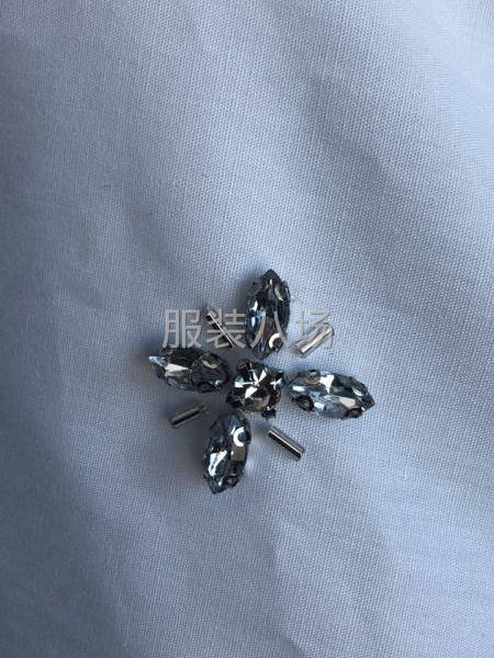 承接手工活，钉珠，钉扣，串珠，一切手工活-第1张图片