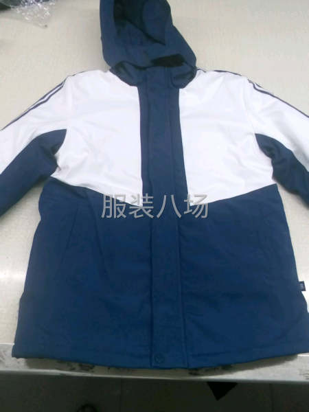 大量校服运动服T恤短裤冲锋衣外发，夫妻也可以数量3万套-第1张图片