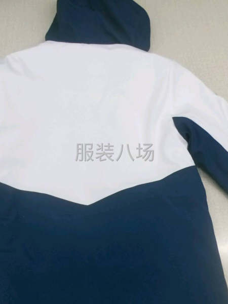 大量校服运动服T恤短裤冲锋衣外发，夫妻也可以数量3万套-第2张图片