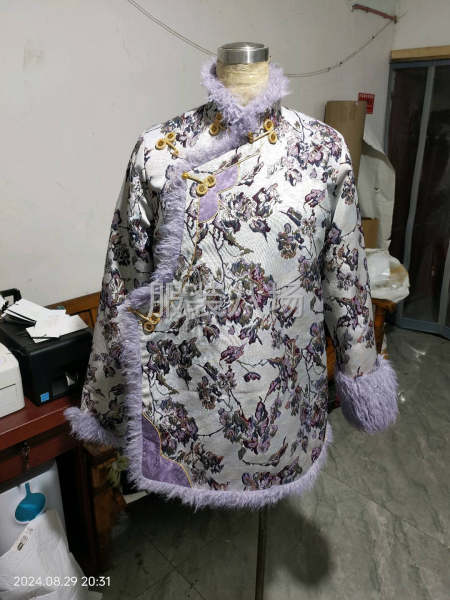 本厂主要生产女式西服，藏族服装等-第2张图片