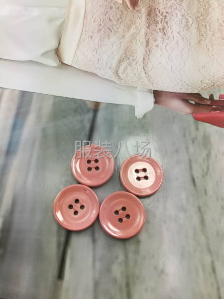 经典款秋冬大衣彩色陶瓷纽扣-第2张图片