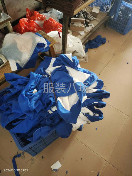 校服，针织类的卫衣外套都可以-第1张图片