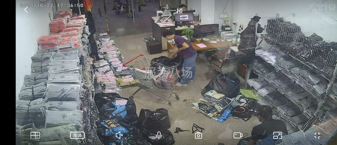 青创城档口女店员-第3张图片