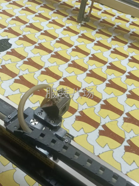激光切割，激光定位切割（服装，背包，玩具..）
承接各种服饰-第8张图片