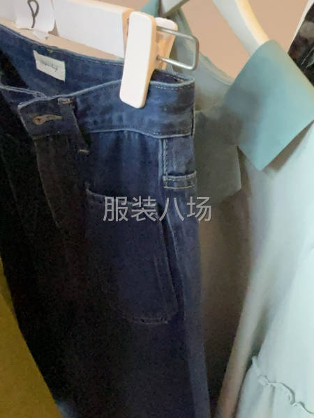 有女士衬衫牛仔裤的联系-第2张图片