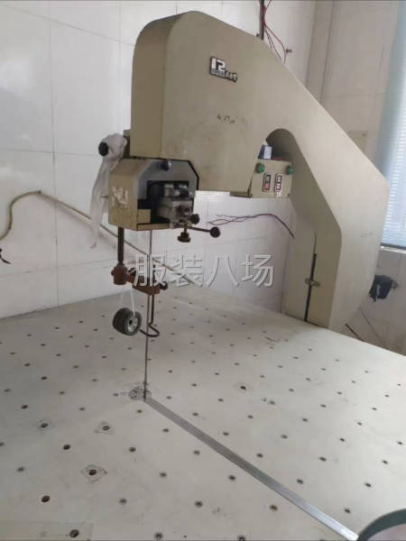 服装厂不干了 出售裁剪带锯 电影134-0631-1237-第1张图片