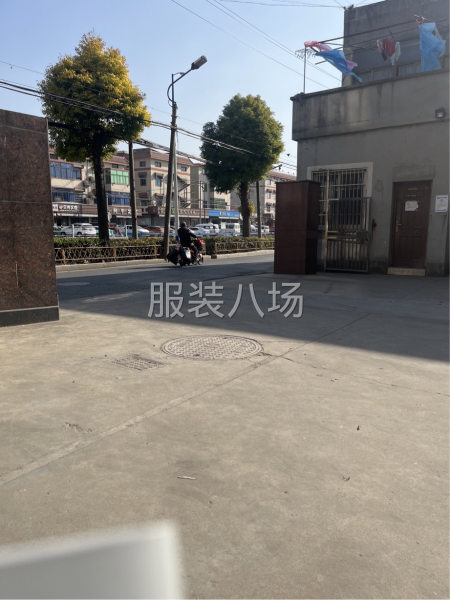 风衣可以烫到年底-第1张图片