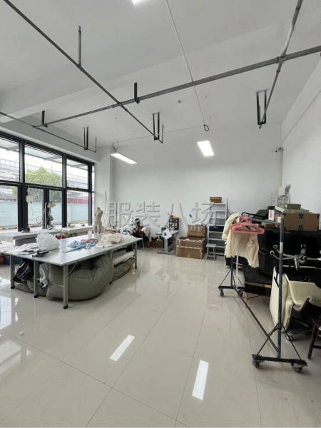 精品女装流水车位-第3张图片
