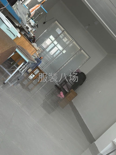 两个人在莫城接裁片-第1张图片