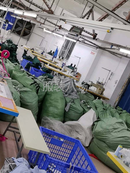 550方厂房转让有三十台衣车，有载床后整接手即可开工-第1张图片