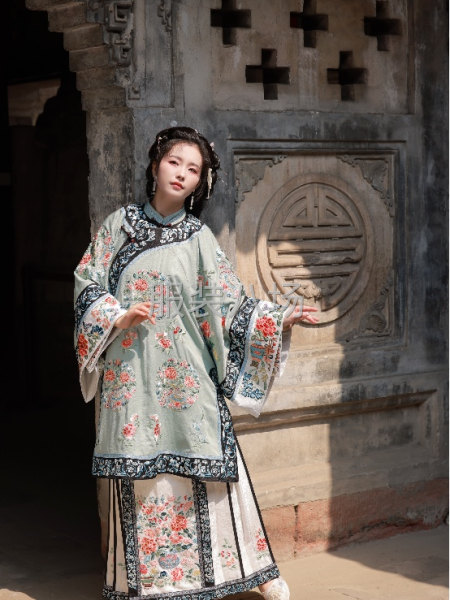 全刺绣清汉女特价清仓批发汉服-第2张图片
