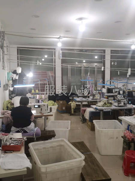 承接加工各种冲锋衣，衬衣，棒球服之类-第1张图片