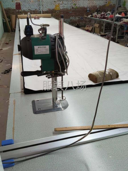 主做校服冲锋衣  可包工包料 。  工装外套清加工-第1张图片