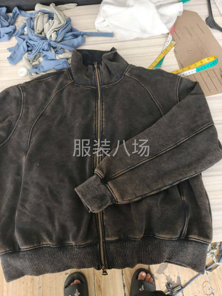 本厂专业生产各种带帽衫，圆领衫，拉链衫，休闲裤，卫裤，-第1张图片