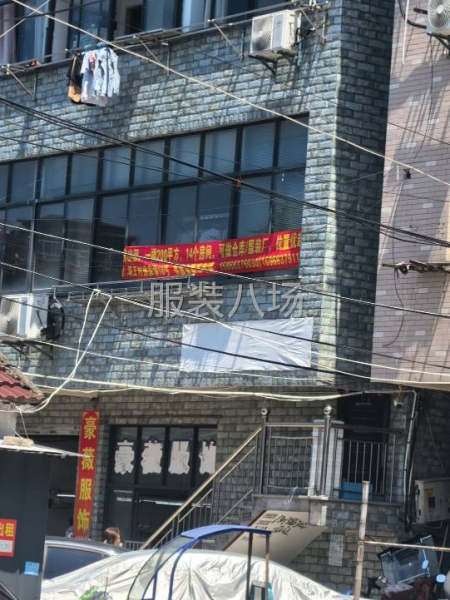 靠近许巷街上 在马路旁边的。位置优越-第1张图片