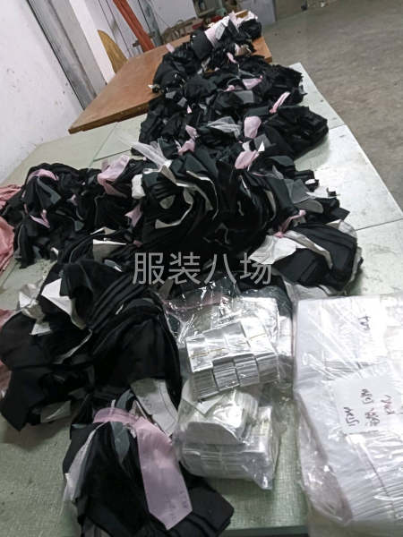 主做：冲峰衣，羽绒服.棒球球.各种纱裙-第1张图片
