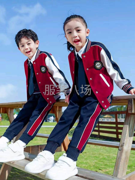 我厂专业做校服，承接各种各样校服，短袖衬衫，T恤，秋装，棉服-第1张图片