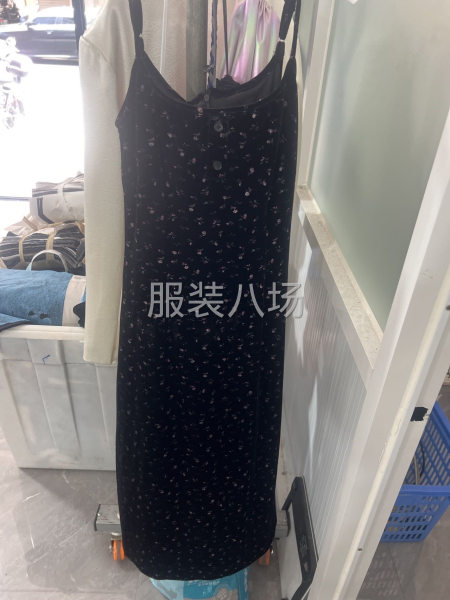 四季服装整件车位-第2张图片