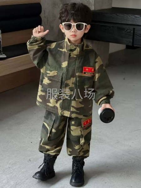 诚寻梭织童装夹克加工厂，迷彩工装外套裤子套装-第1张图片