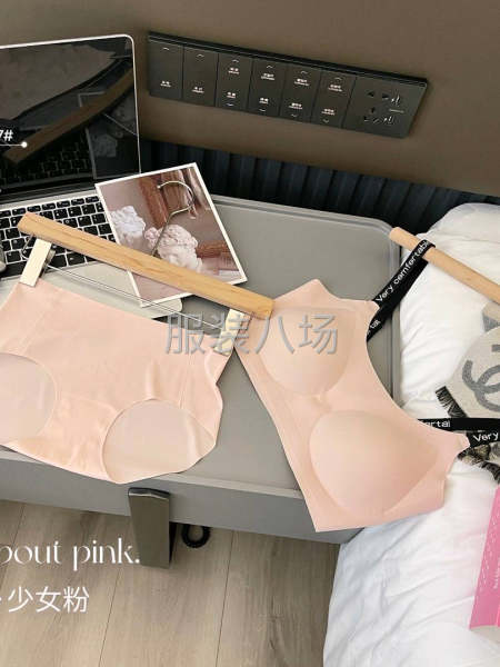 高质量果冻无痕文胸套装字母肩带无痕裸感乳胶大码无钢圈内衣女夏-第4张图片