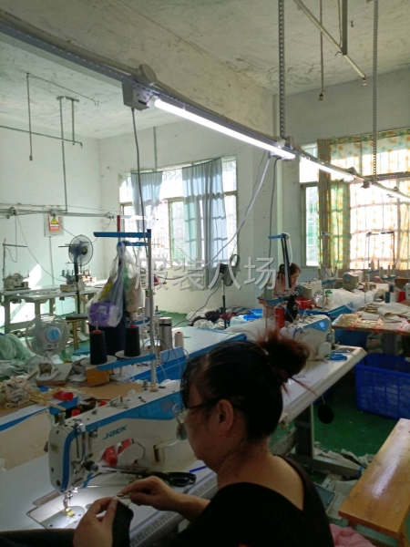 電腦平車13臺(tái)，鎖邊機(jī)8臺(tái)，在生產(chǎn)中，服裝沒備都齊全-第2張圖片