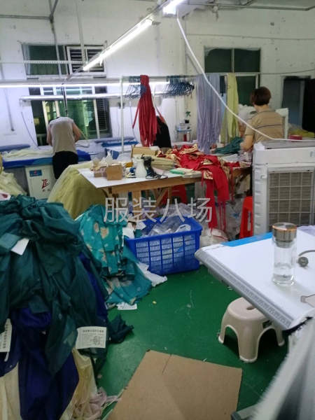 電腦平車13臺(tái)，鎖邊機(jī)8臺(tái)，在生產(chǎn)中，服裝沒備都齊全-第1張圖片