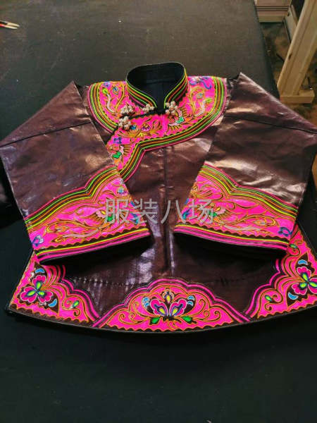 現(xiàn)在做的民族服裝如果有需要做成件的就找我就說在八場看到-第2張圖片