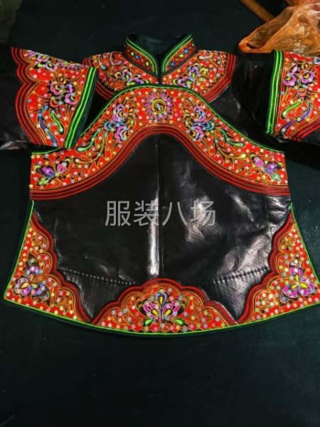 現(xiàn)在做的民族服裝如果有需要做成件的就找我就說在八場看到-第1張圖片