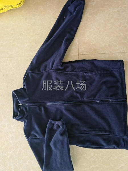 是款校服冲锋衣内胆摇粒绒，锁边下摆冚车-第1张图片