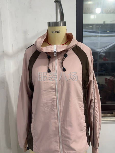 常年外发连衣裙，外套吊带，有时间的联系-第1张图片