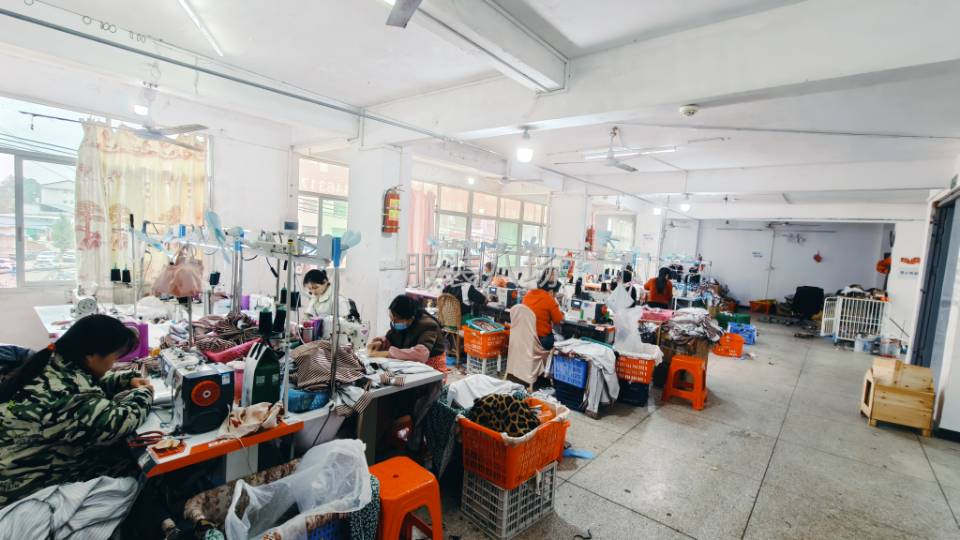 本厂长期生产衬衣裙子。-第1张图片