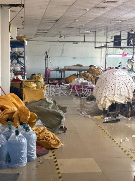 生产中的正规厂房，装有消防设备-第1张图片