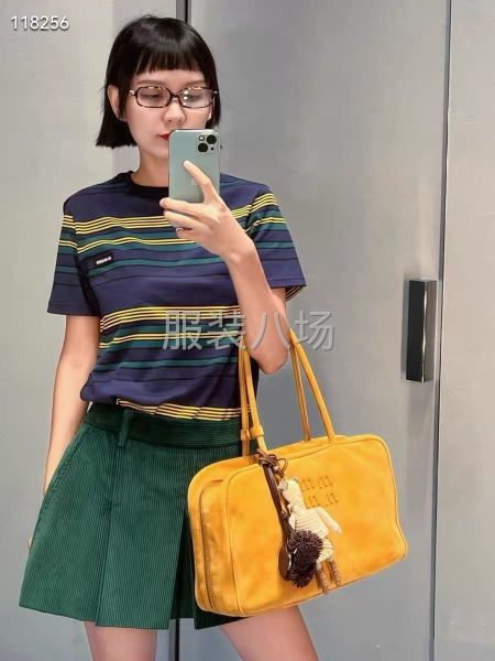 MiuSS26春夏女款撞色條紋口袋M字母時尚百搭圓領短袖，-第1張圖片