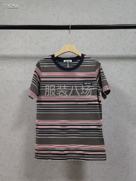 MiuSS26春夏女款撞色條紋口袋M字母時尚百搭圓領短袖，-第6張圖片