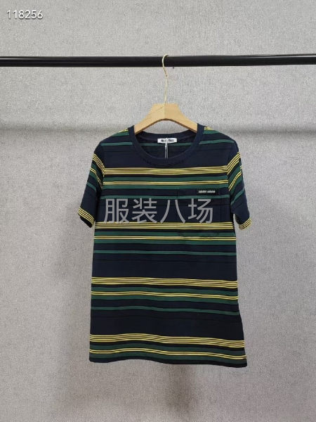 MiuSS26春夏女款撞色條紋口袋M字母時尚百搭圓領短袖，-第4張圖片