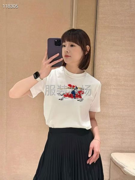 Burberry新禧贺岁战马骑士女款T恤-第1张图片