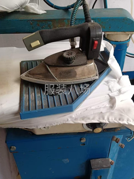 五臺電腦平車，一臺四線打邊車，蒸汽熨燙小鍋爐一套，燙臺一張。-第4張圖片