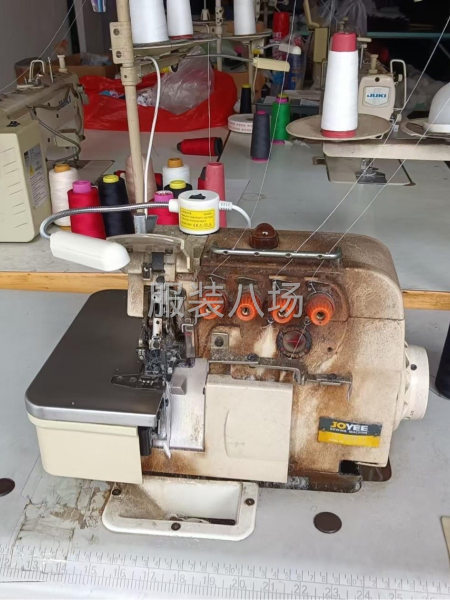 五臺電腦平車，一臺四線打邊車，蒸汽熨燙小鍋爐一套，燙臺一張。-第1張圖片