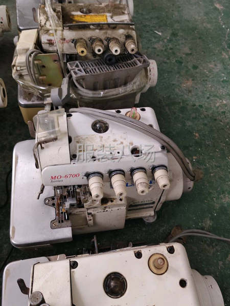 调同行一共14台锁边机，里面有6714和6716，价格可聊-第5张图片